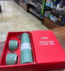 فلاکس تبلیغاتی به همراه فنجان